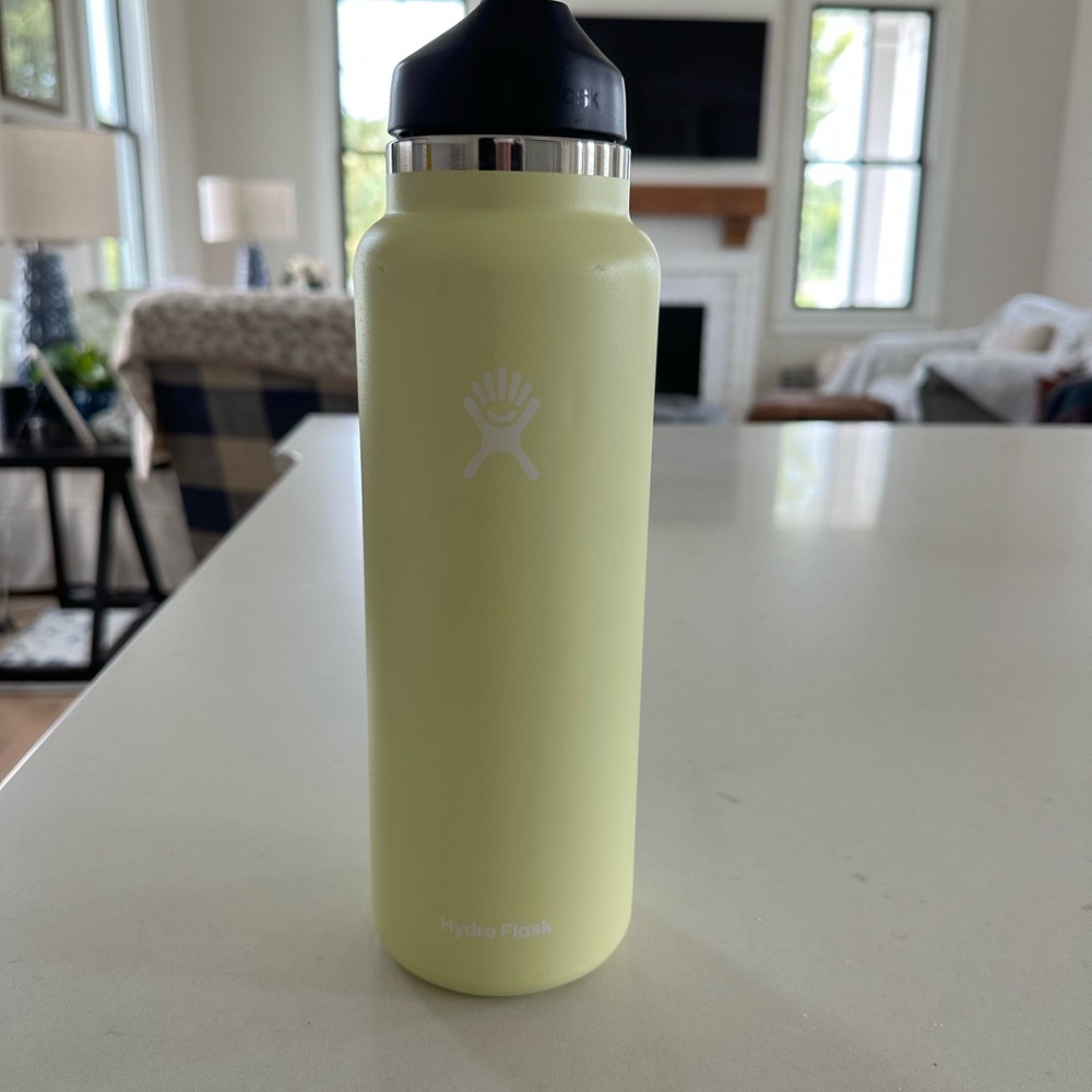 Yellow 40oz hydroflask with straw lid